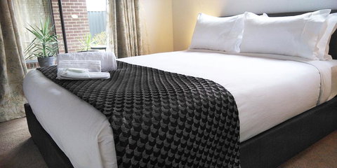 Lakeside Retreat & Business - Getaway Accommodation 3