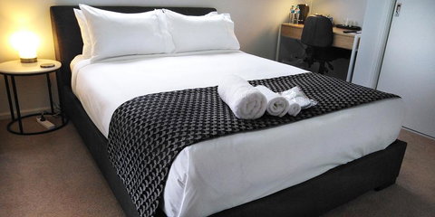 Lakeside Retreat & Business - Getaway Accommodation 0