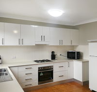 Large 5-Bedroom House with Wifi  Netflix Close to Taronga Western Plains Zoo - Getaway Accommodation