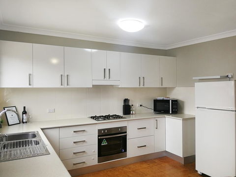 Large 5-Bedroom House With Wifi & Netflix Close To Taronga Western Plains Zoo - Getaway Accommodation 0