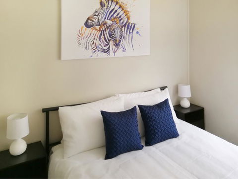 Large 5-Bedroom House With Wifi & Netflix Close To Taronga Western Plains Zoo - Getaway Accommodation 2
