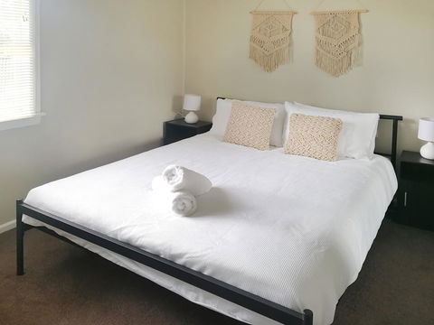 Large 5-Bedroom House With Wifi & Netflix Close To Taronga Western Plains Zoo - Getaway Accommodation 3