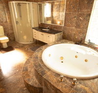Luxuary self-contained living with Spa. - Getaway Accommodation