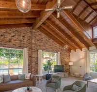 Luxurious Home on 5 Acres Close to CBD - Sleeps 18 - Getaway Accommodation