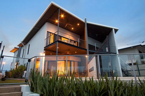 Marina Views Townhouse - Getaway Accommodation 0
