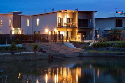 Marina Views Townhouse - Getaway Accommodation 2