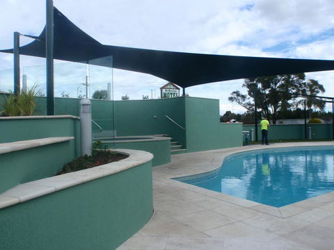 McNevins Logan Park Motel - Getaway Accommodation 2