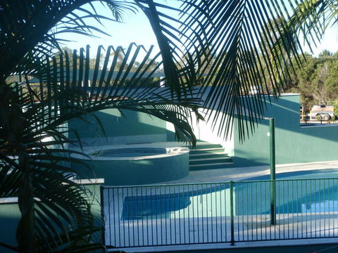 McNevins Logan Park Motel - Getaway Accommodation 3