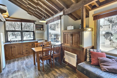 Merrigang Chalet, Dinner Plain - Getaway Accommodation 3