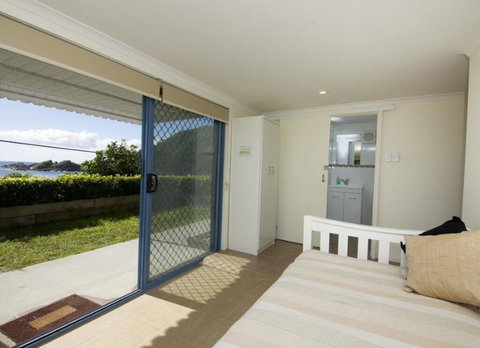 Mick's Apartment - Seal Rocks Beachfront - Getaway Accommodation 2