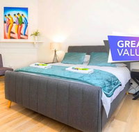 Minutes from the beach shops and parks Free - Wifi - Nespresso - Netflix - Getaway Accommodation