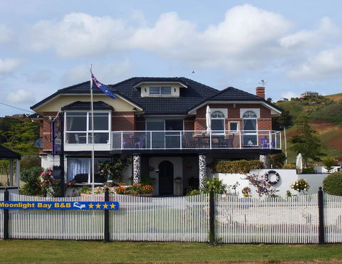 Moonlight Bay B&B Guest House - Getaway Accommodation 1