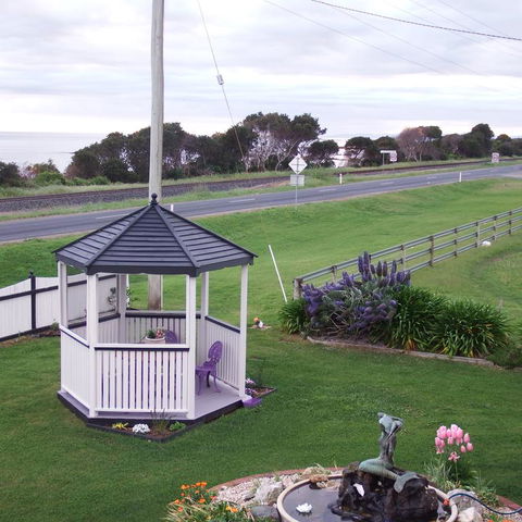 Moonlight Bay B&B Guest House - Getaway Accommodation 3