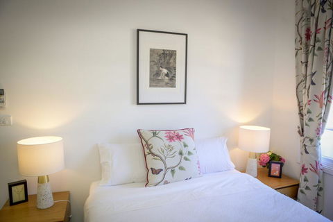 Myrtle Tree Lodge - Flowers, Kangaroo Valley - Getaway Accommodation 1