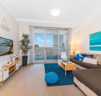 Near Airport  Train Station Stylish Two-Story Apartment - Getaway Accommodation
