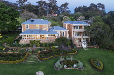 Grand Mercure Basildene Manor - Getaway Accommodation 0