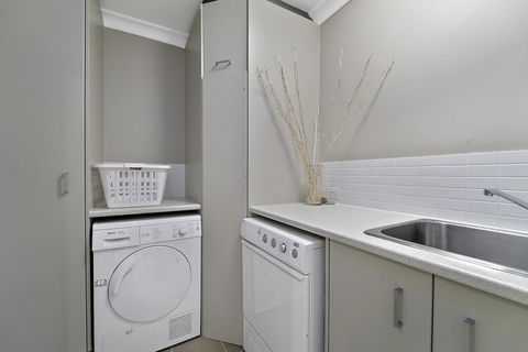 Luxury Suite Bunbury - Getaway Accommodation 15