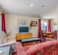 Brilliant neat convenient family-friendly house - Getaway Accommodation