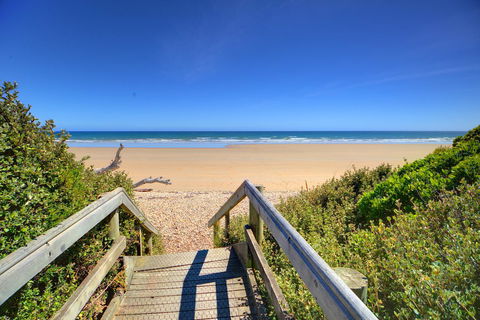Amare Beachside Luxury - Getaway Accommodation 24