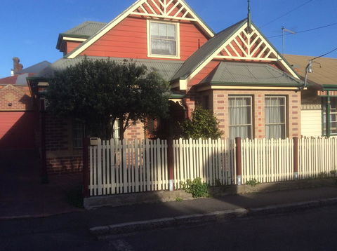 City Townhouse Walking Distance To City - Getaway Accommodation 0