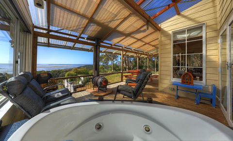 Island View Spa Cottage - Getaway Accommodation 5