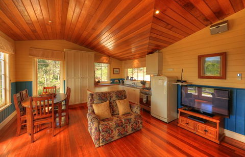 Island View Spa Cottage - Getaway Accommodation 7