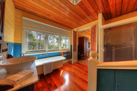 Island View Spa Cottage - Getaway Accommodation 3