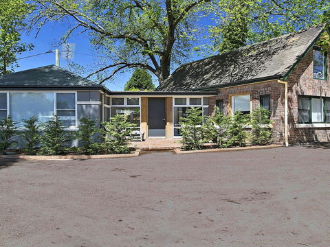 Old Bank Stables - 3 Night Weekends For Price Of 2 - Getaway Accommodation 0