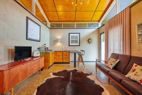 Palm Springs Suite - Getaway Accommodation 3