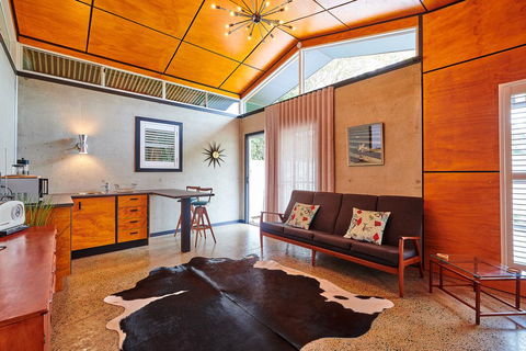 Palm Springs Suite - Getaway Accommodation 0
