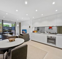 Peaceful Water-side Retreat With Huge Courtyard. - Getaway Accommodation