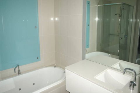 Q1 1 Bedroom Apartment On 30th Floor - Getaway Accommodation 2