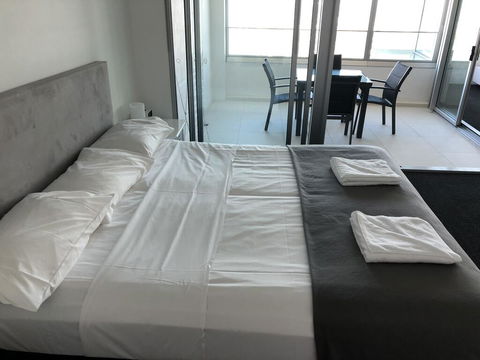 Q1 1 Bedroom Apartment On 30th Floor - Getaway Accommodation 3