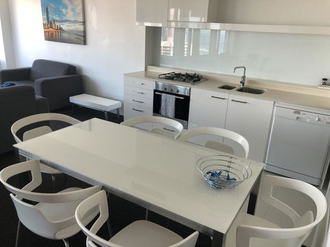 Q1 1 Bedroom Apartment On 30th Floor - Getaway Accommodation 0