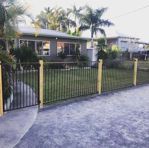 QUIRKY QUEENSLANDER 6 BEDROOM HOME - Getaway Accommodation 0