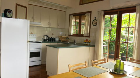 Ravensbourne Escape - Cedar Lodge - Getaway Accommodation 1