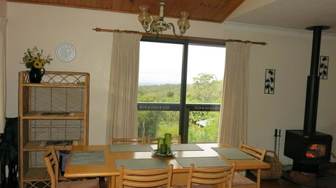 Ravensbourne Escape - Cedar Lodge - Getaway Accommodation 2