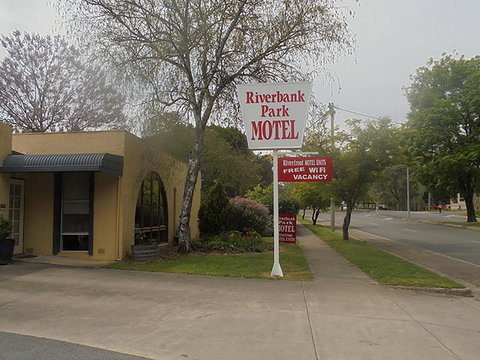 Riverbank Park MOTEL - Getaway Accommodation 0