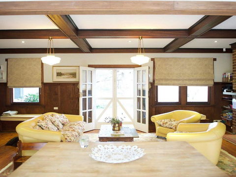 Robin Hill Manor - Rambling Retreat & Tennis Court - Getaway Accommodation 1