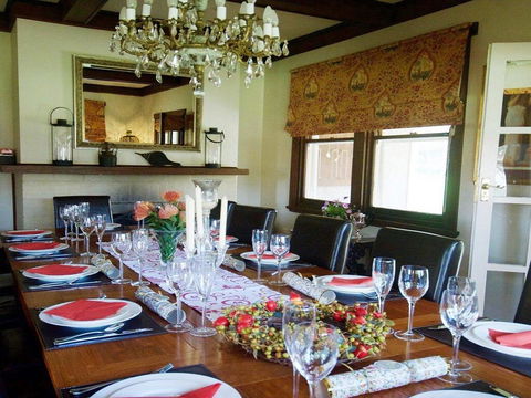 Robin Hill Manor - Rambling Retreat & Tennis Court - Getaway Accommodation 3