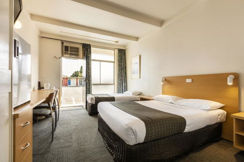 Sandbelt Club Hotel - Getaway Accommodation 2