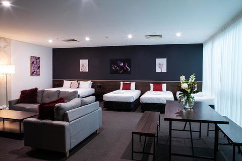 Sfera's Park Suites & Convention Centre - Getaway Accommodation 2