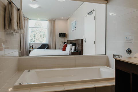 Sfera's Park Suites & Convention Centre - Getaway Accommodation 1