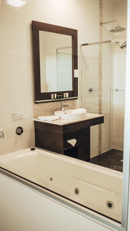 Sfera's Park Suites & Convention Centre - Getaway Accommodation 3