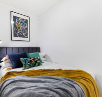 Sleek modern apartment close to everything - Getaway Accommodation