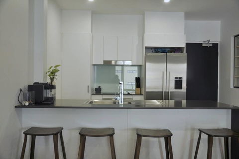 Spacious 2 Bed 2 Bath Unit - LUMA APARTMENTS - Getaway Accommodation 3