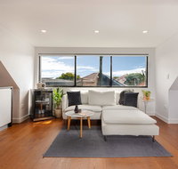 Spacious 2 Bed House 2 AC and Free Street Parking - Getaway Accommodation