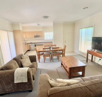 Spacious 2 Bed 2 Bath Villa - Central Location - Quiet - Getaway Accommodation