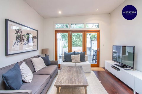 Stunning Townhouse- Quiet Street Close To CBD - Getaway Accommodation 0