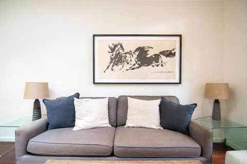 Stunning Townhouse- Quiet Street Close To CBD - Getaway Accommodation 3